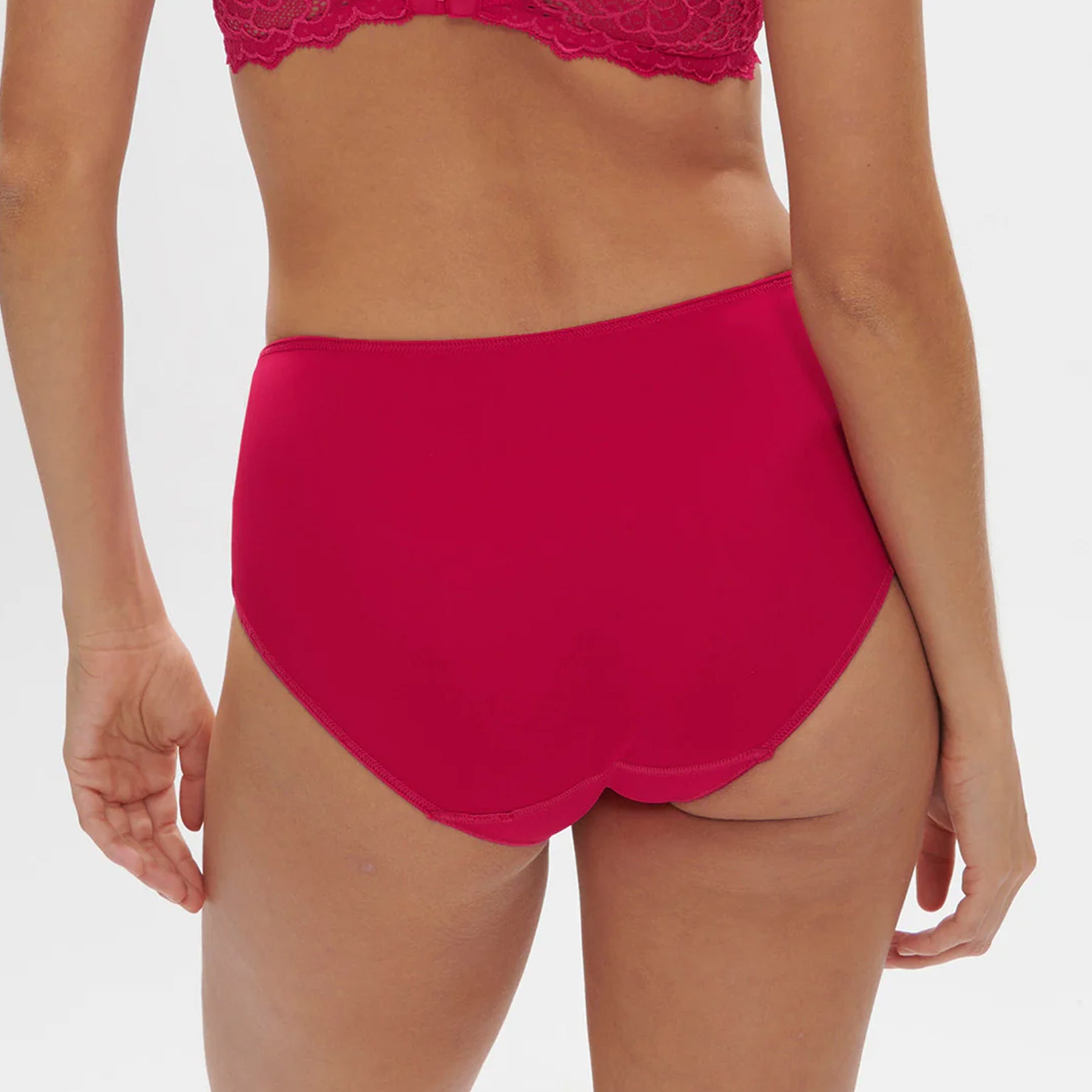 Simone Pérèle Caresse Control Brief