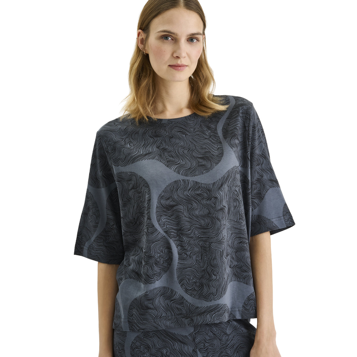 Nanso Paasi pajama top in dark grey with abstract wave print, short sleeves and relaxed fit
