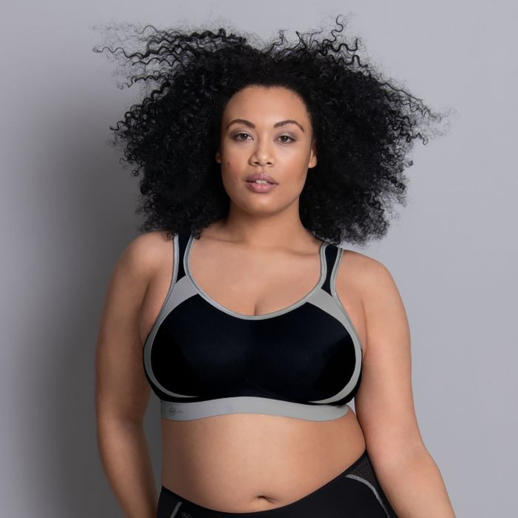 Anita EXTREME CONTROL Wireless Sports Bra, Maximum Support in black grey. Front view on model.