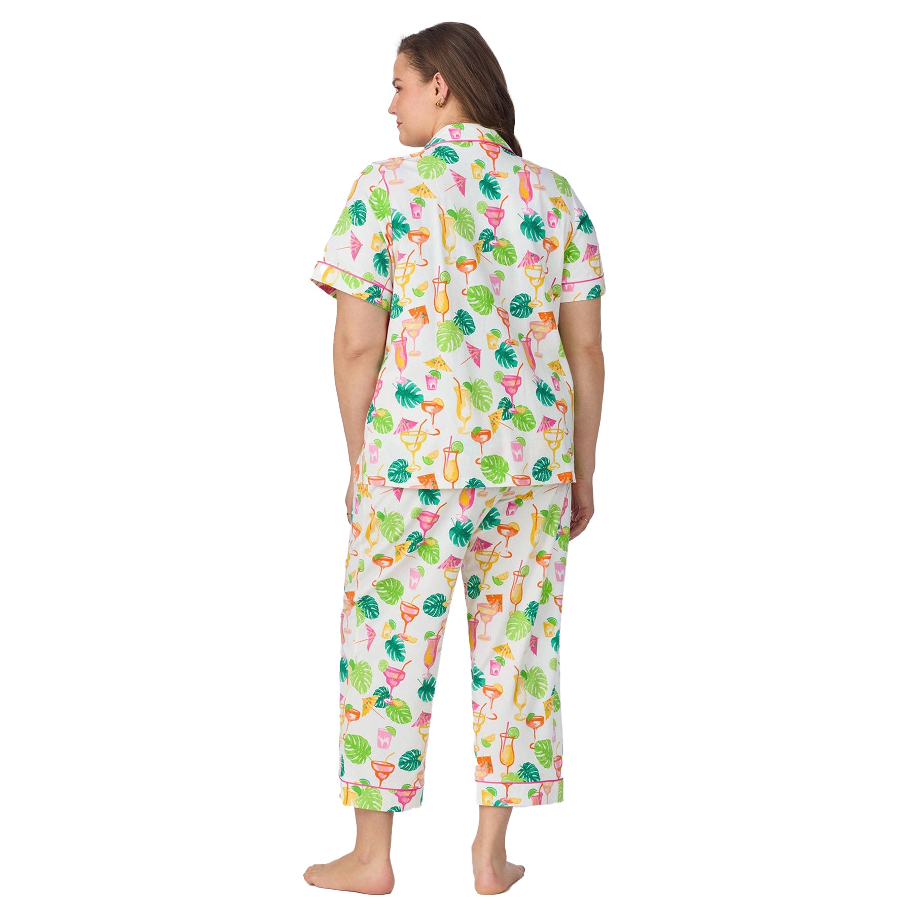 Back view of a plus-size model wearing the tropical cocktail print pyjama set with short sleeves and cropped pants.