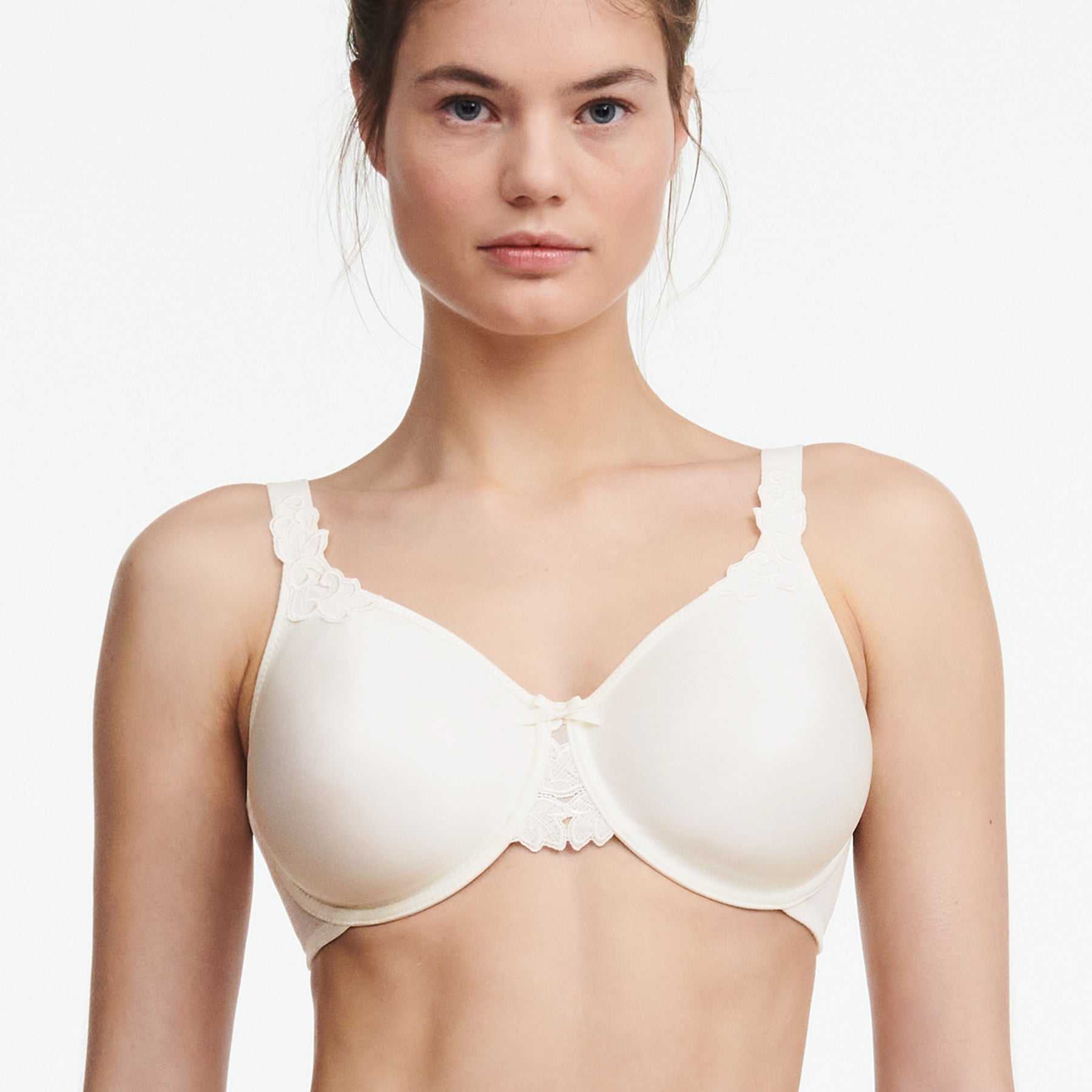 Chantelle hedona minimizer full cup bra in ivory 035. Front view 2 on model.