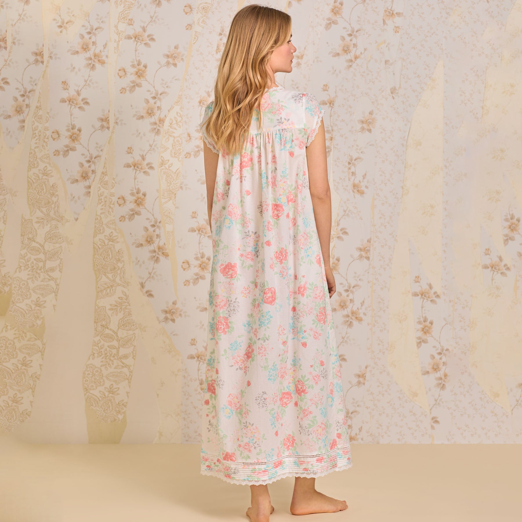 Eileen West Short Sleeve Button Gown