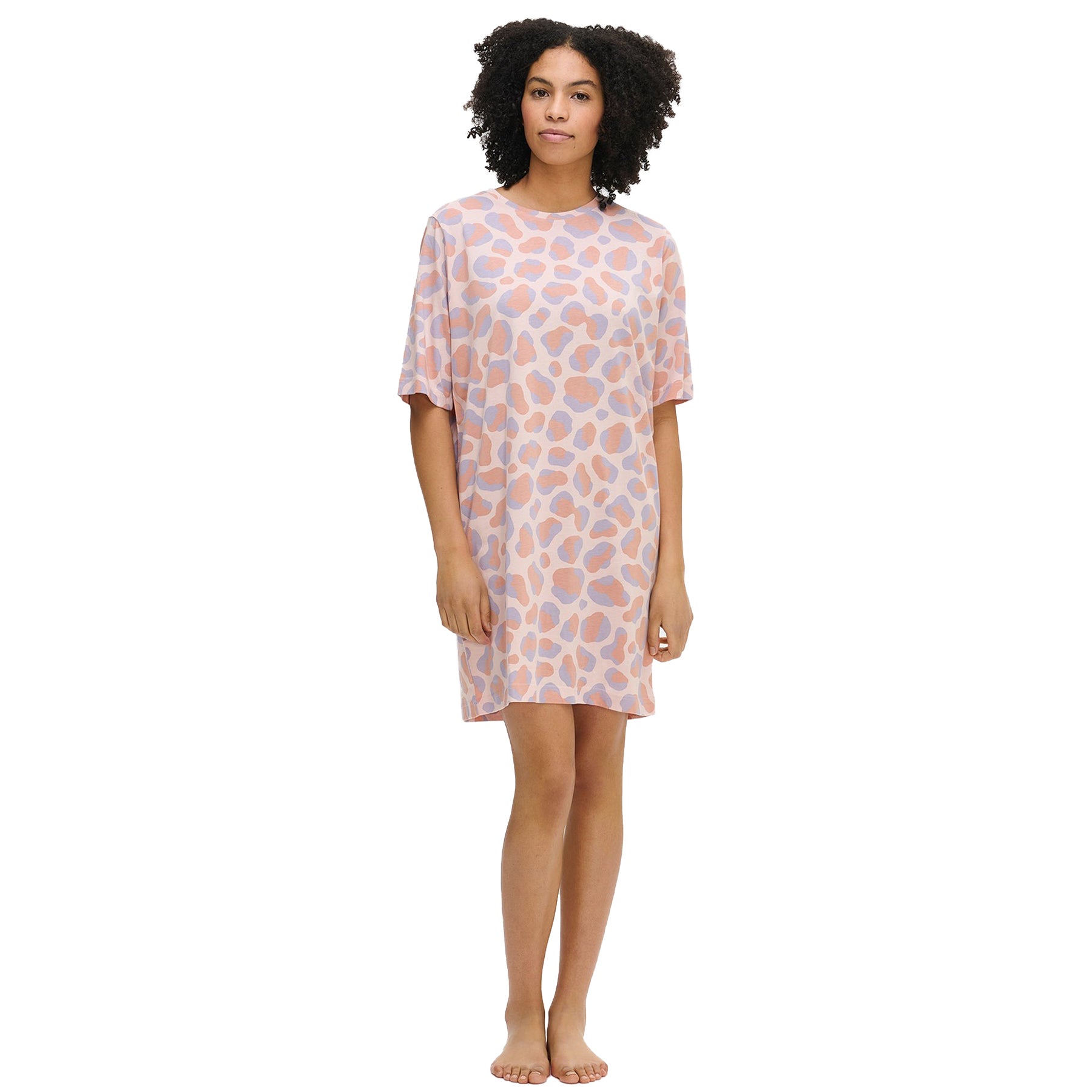Nanso Pantteri 38-inch short-sleeve chemise in pink animal print – full-body front view on model, showcasing loose silhouette and comfortable nightwear design.