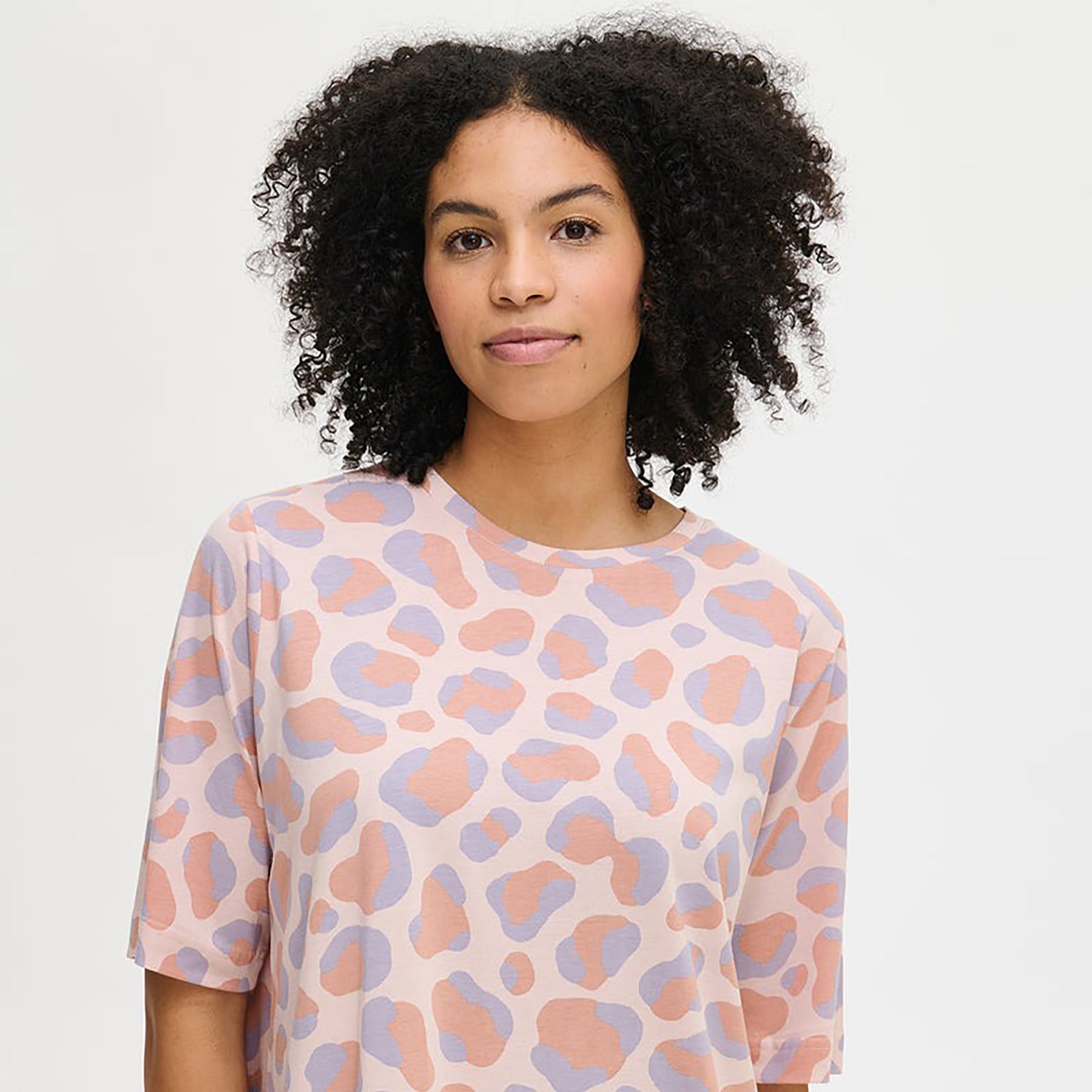Nanso Pantteri short-sleeve chemise in pink animal print – close-up front view on model showing soft cotton fabric and relaxed fit.