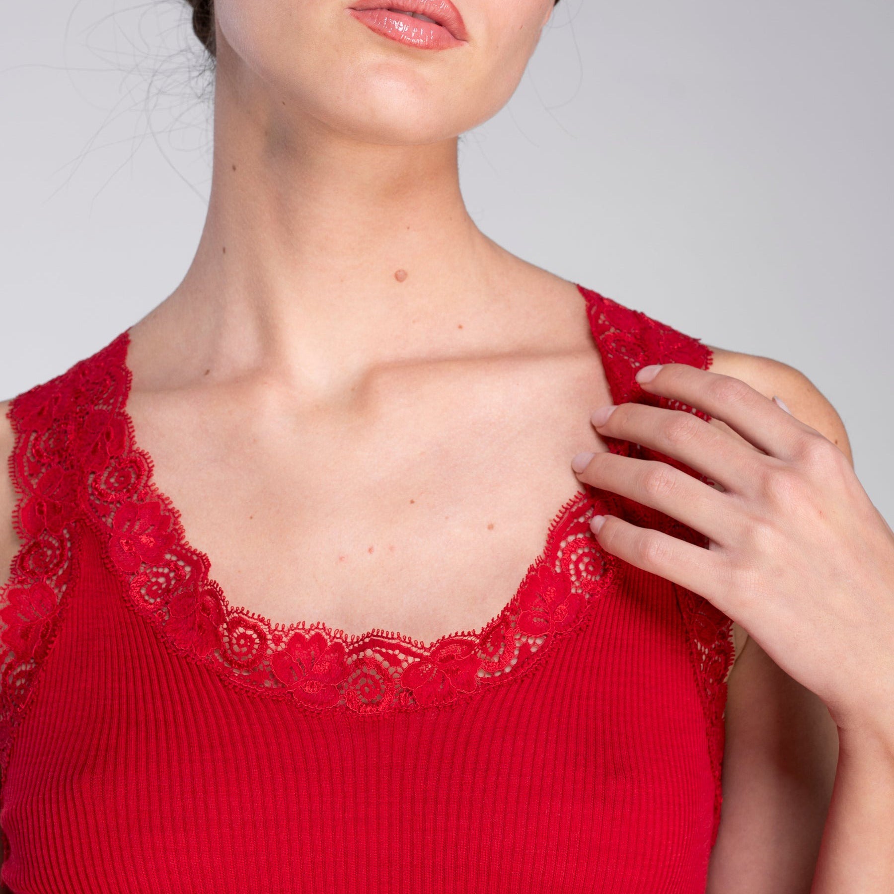 Detailed view of Oscalito 3410 Leavers Lace Trim Ribbed Tank in Rosso – floral lace neckline and ribbed silk-cotton texture.