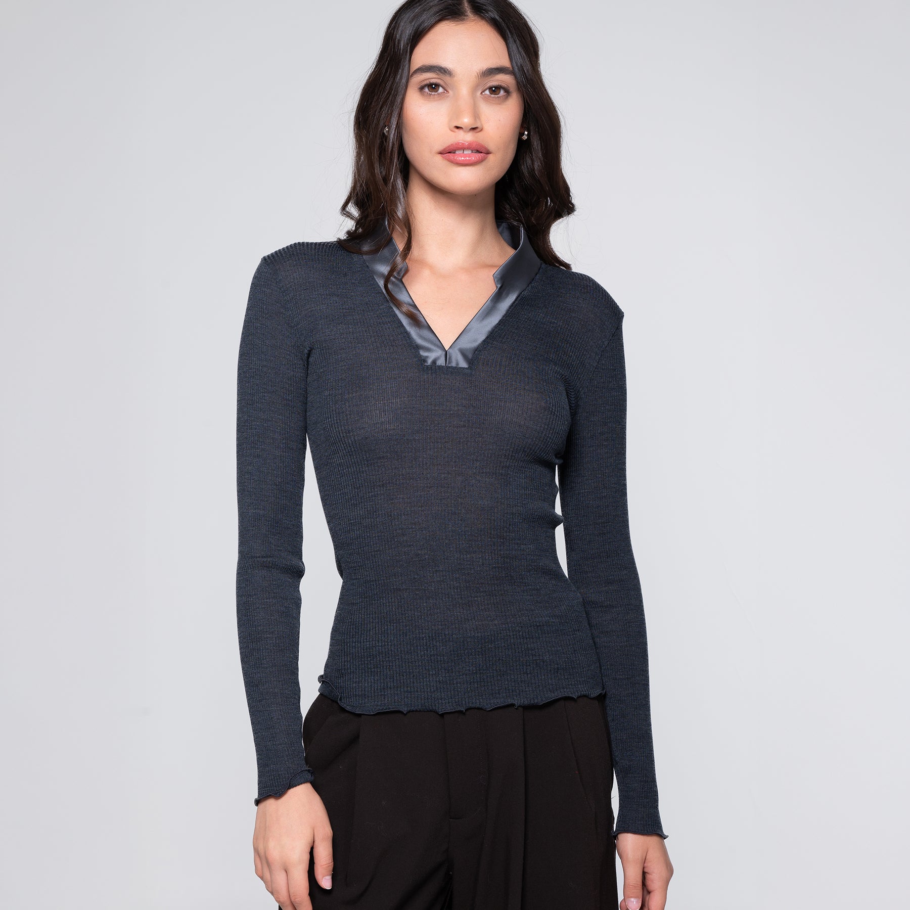 Oscalito 6341 long sleeve ribbed wool silk top in ardesia (246) with satin V-neck detail – on model front view