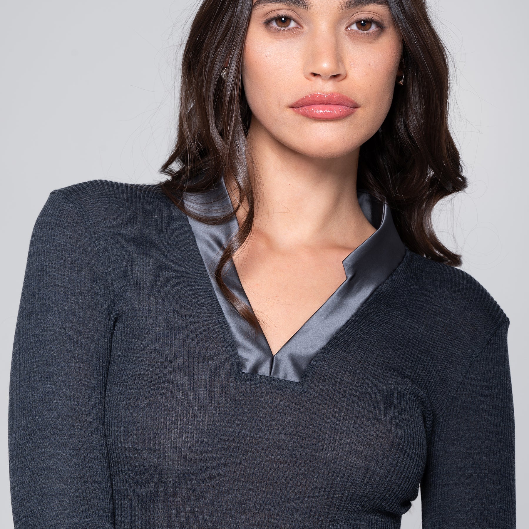 Close-up of Oscalito 6341 satin V-neck collar detail in ardesia (246)