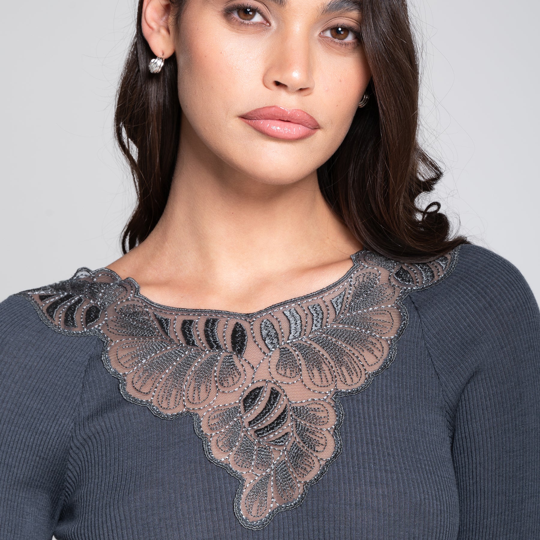 Close-up of Oscalito 7618 embroidered tulle V-neck detail in tempesta (257)