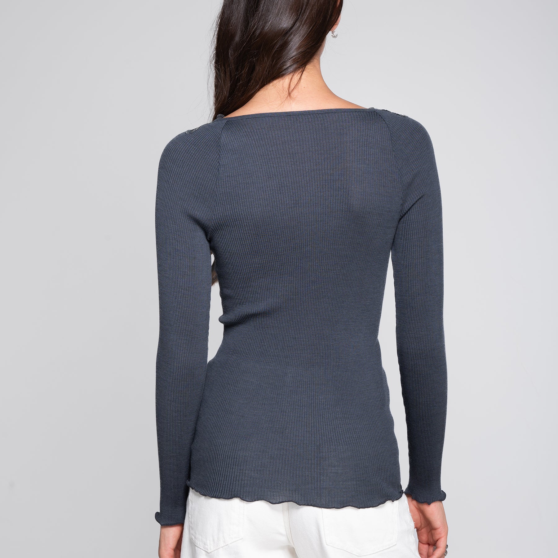 Back view of Oscalito 7618 long sleeve ribbed top in tempesta (257) showing seamless construction