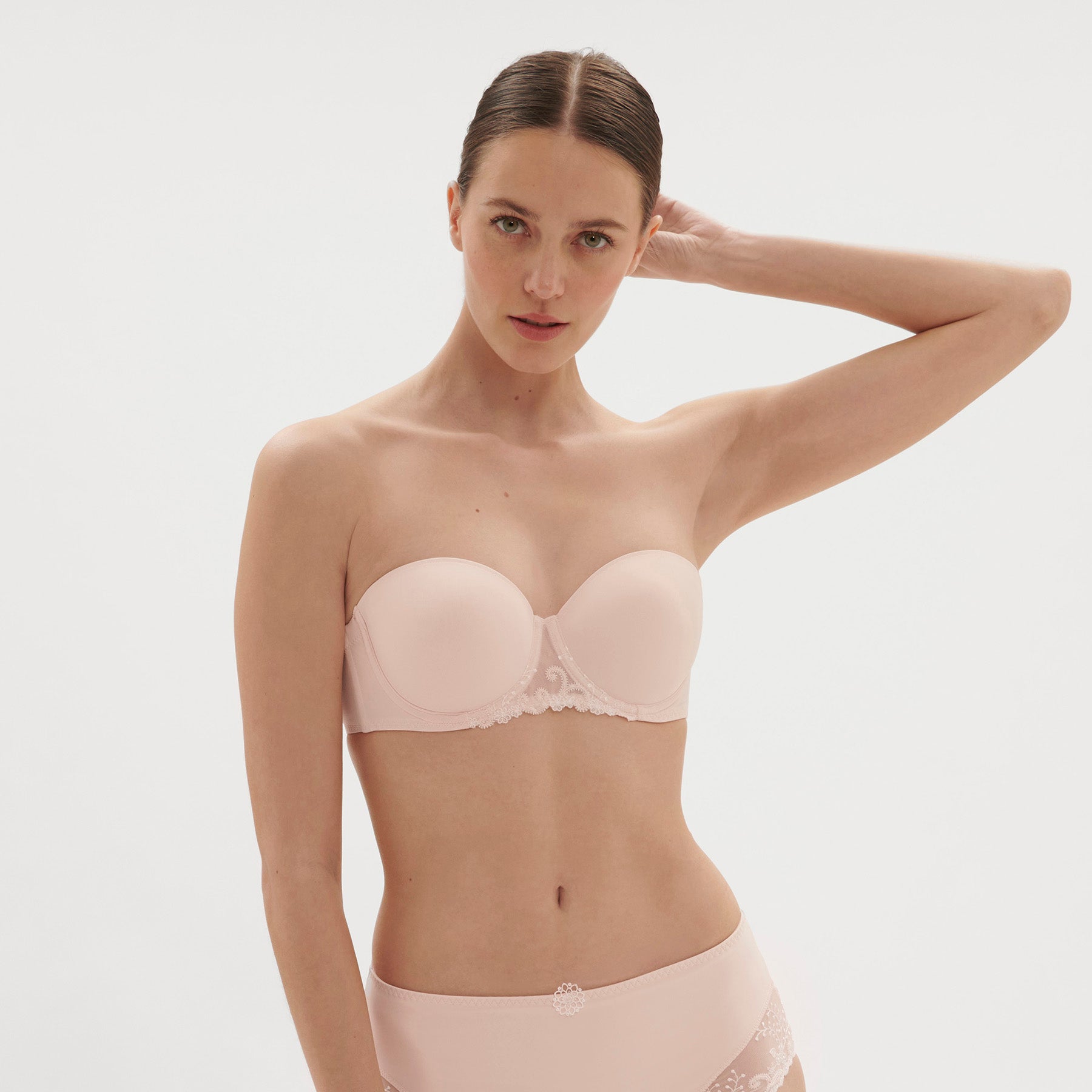 Model wearing Simone Pérèle Délice strapless bra in blush – front view