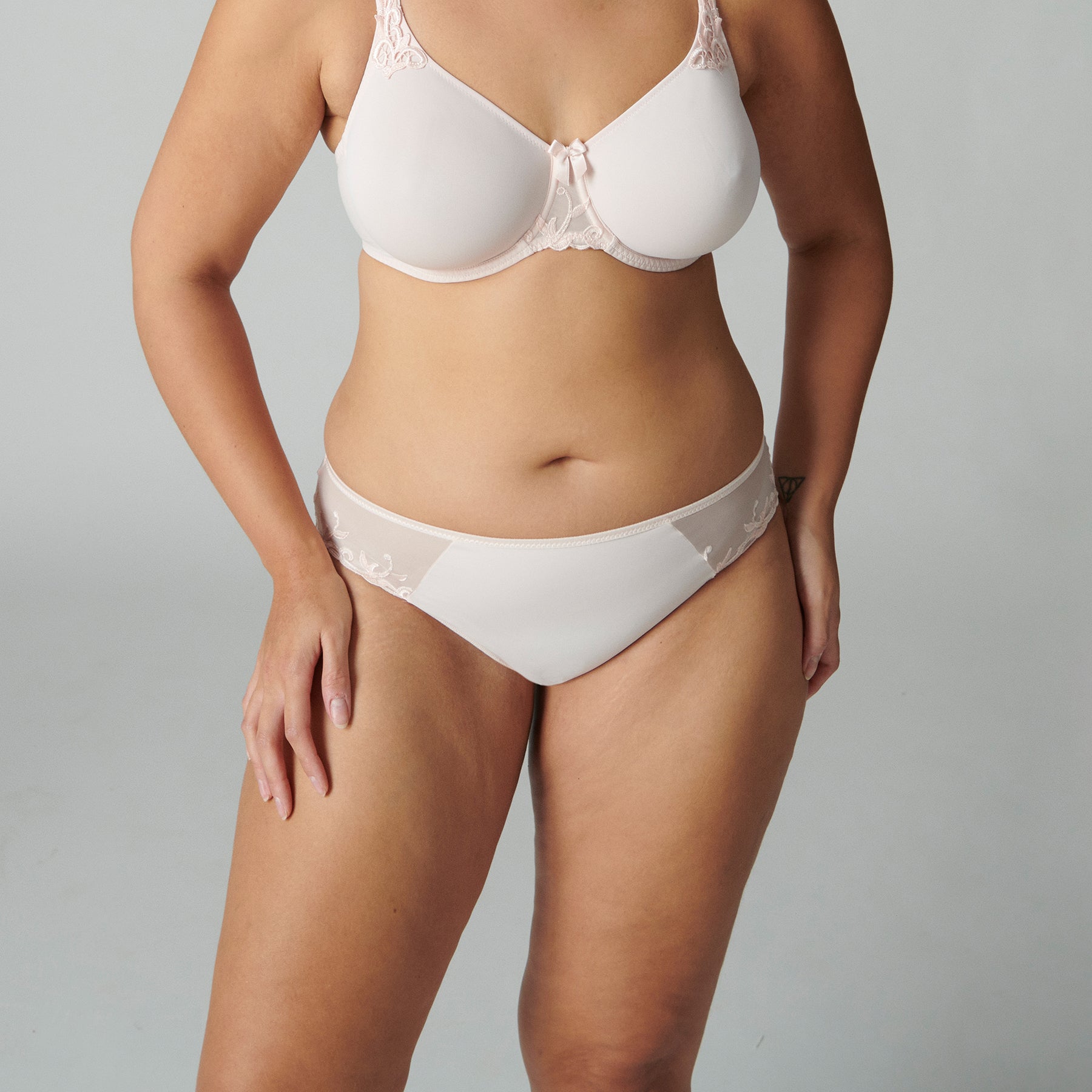 Simone Perele canada Andora bikini panty in pink blush 383. Front view close up on model.