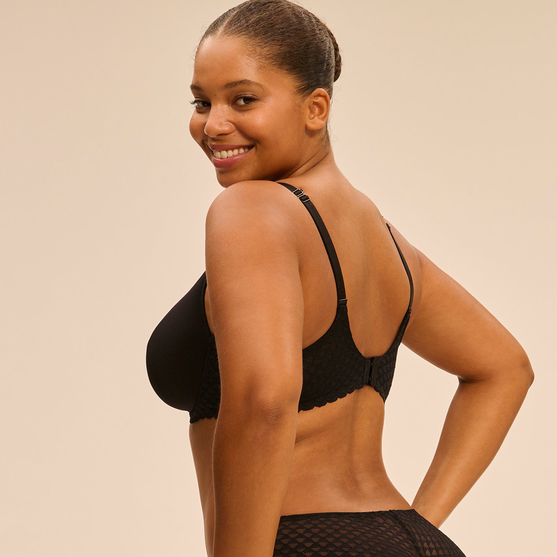 Plunge 3D spacer bra in black with interlocking lace band. Side view, on model.