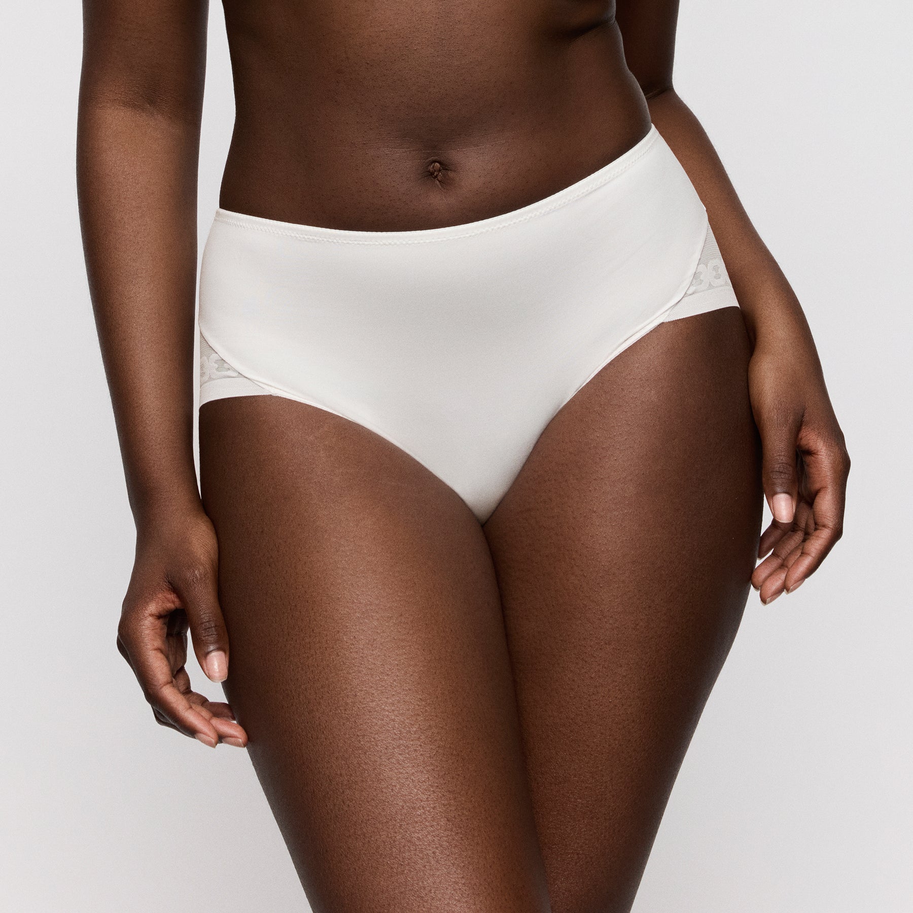 Primadonna twist Twixie full brief 0542531 in natural ivory. Front view close up on model.