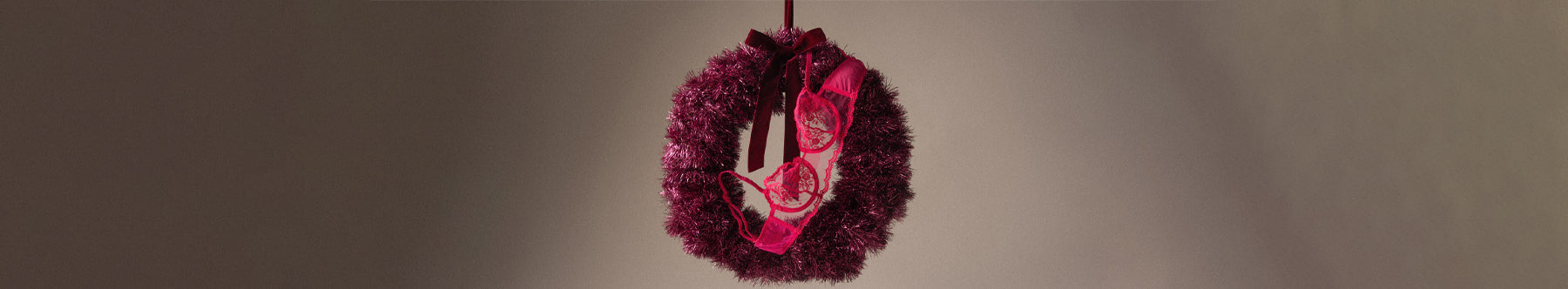 A Christmas Pink ring with the pink Simone Perele Lace bra