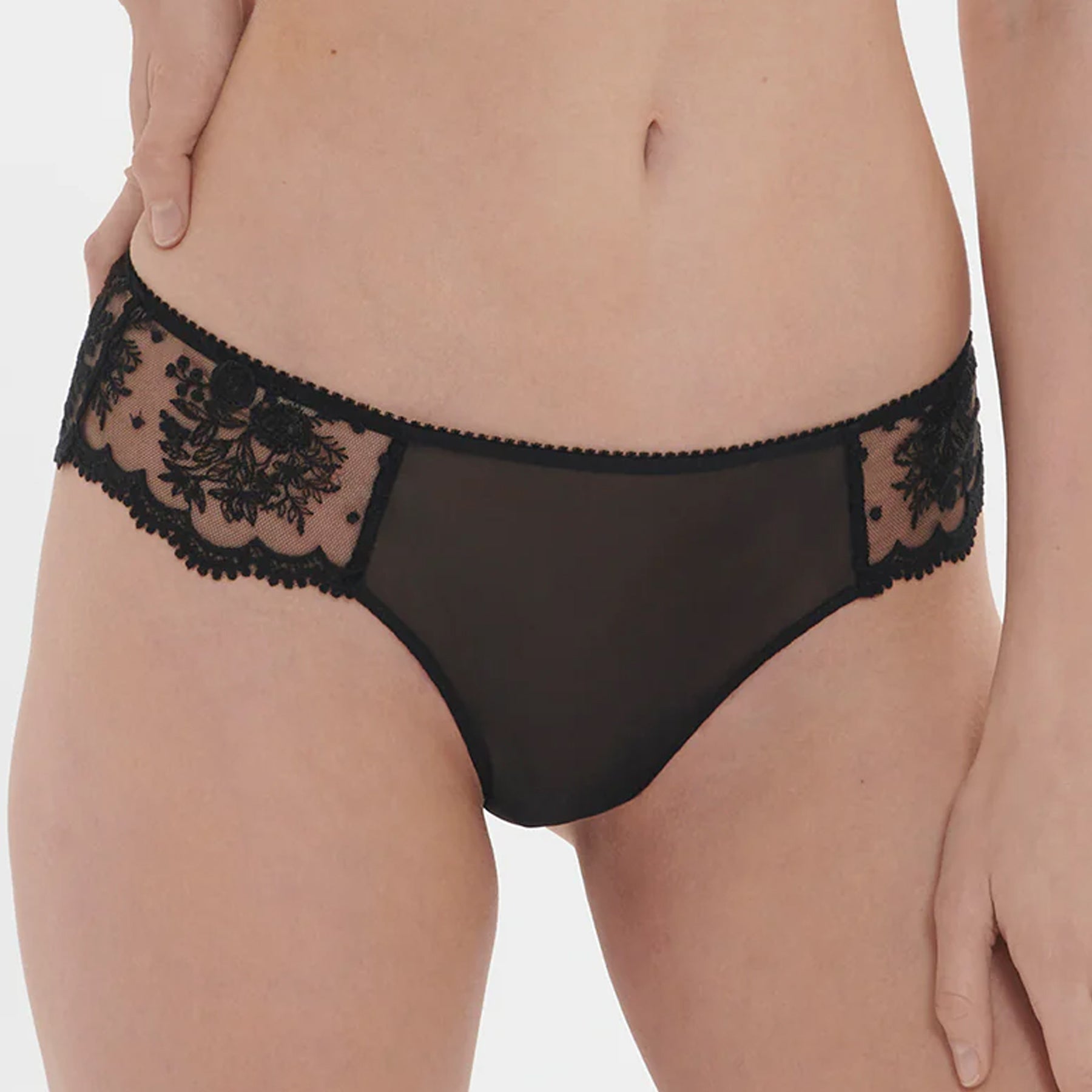 Simone Pérèle Intrigue Thong