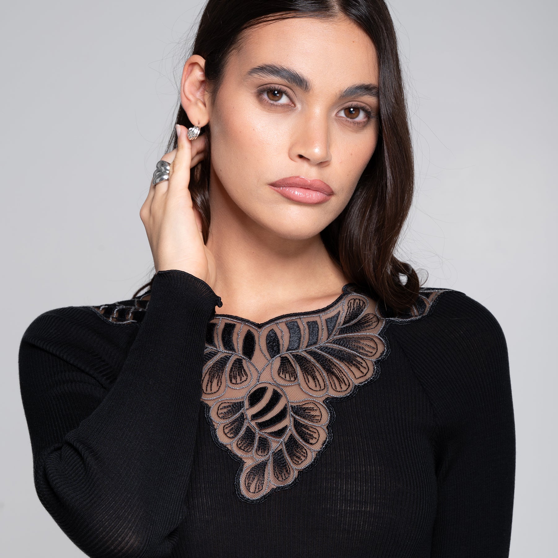 Close-up of Oscalito 7618 embroidered tulle V-neck detail in black (nero 020)
