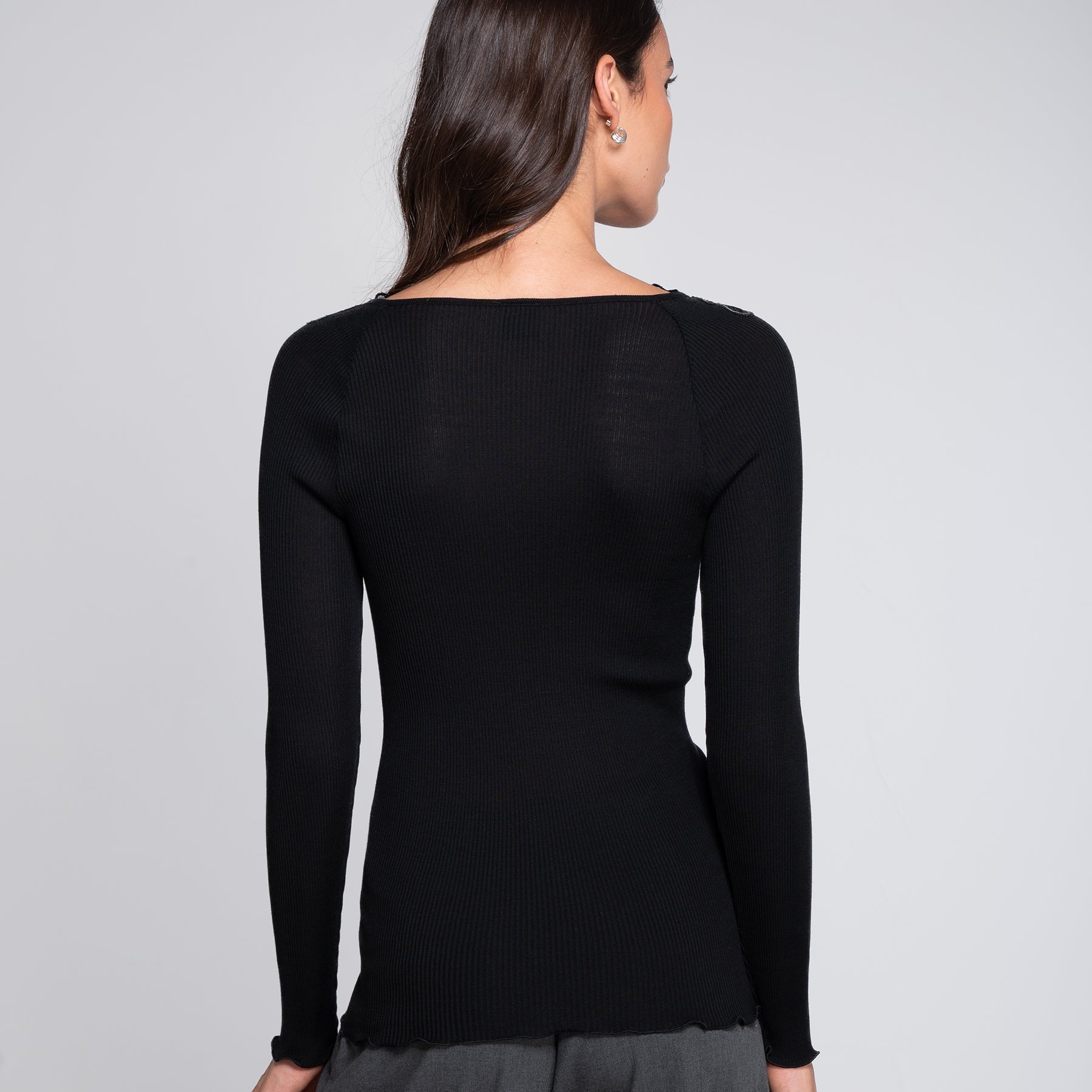 Back view of Oscalito 7618 ribbed long sleeve wool silk top in black (nero 020)