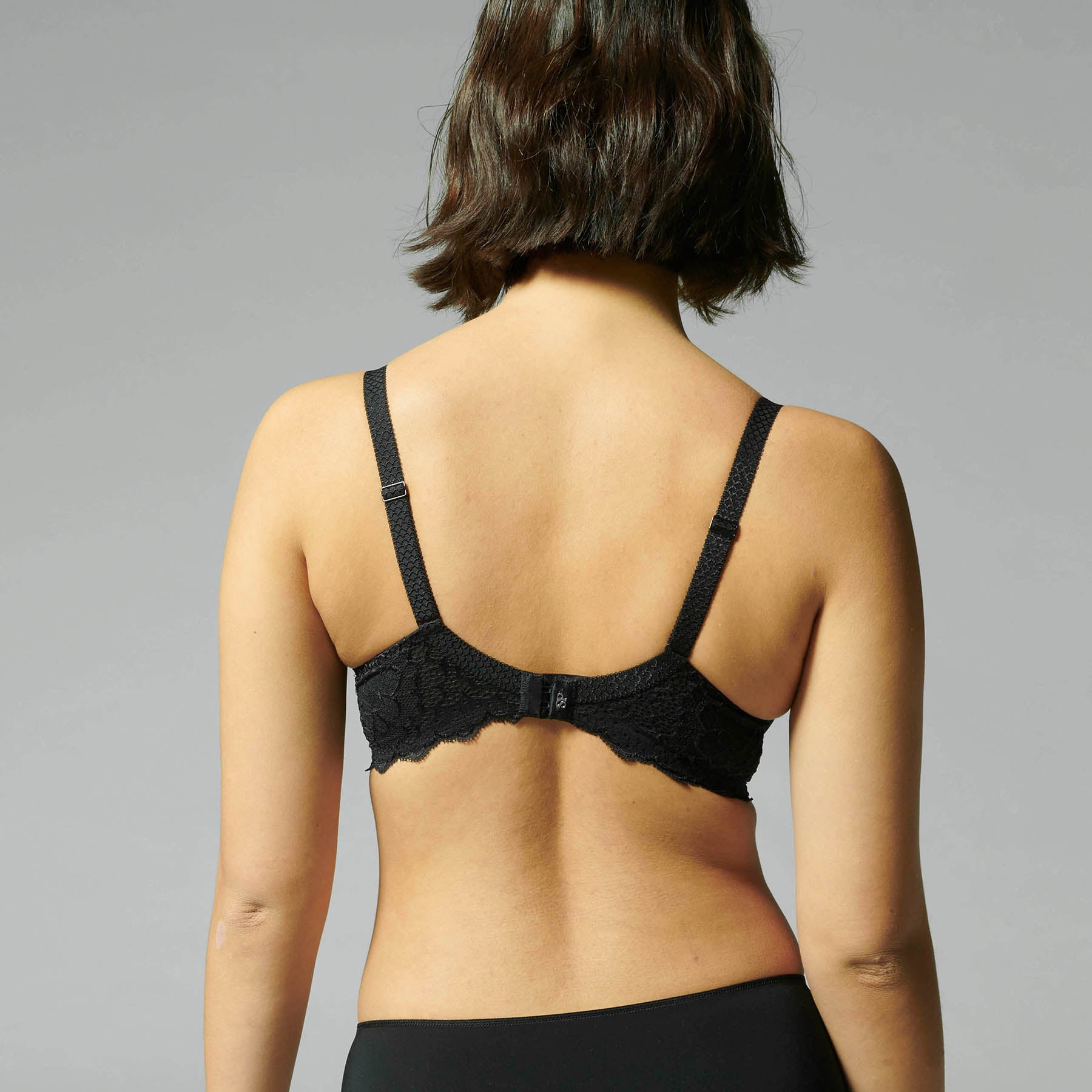 Simone Perele 12A316 Caresse 3D spacer plunge underwired bra in black 015. Rear view on model.