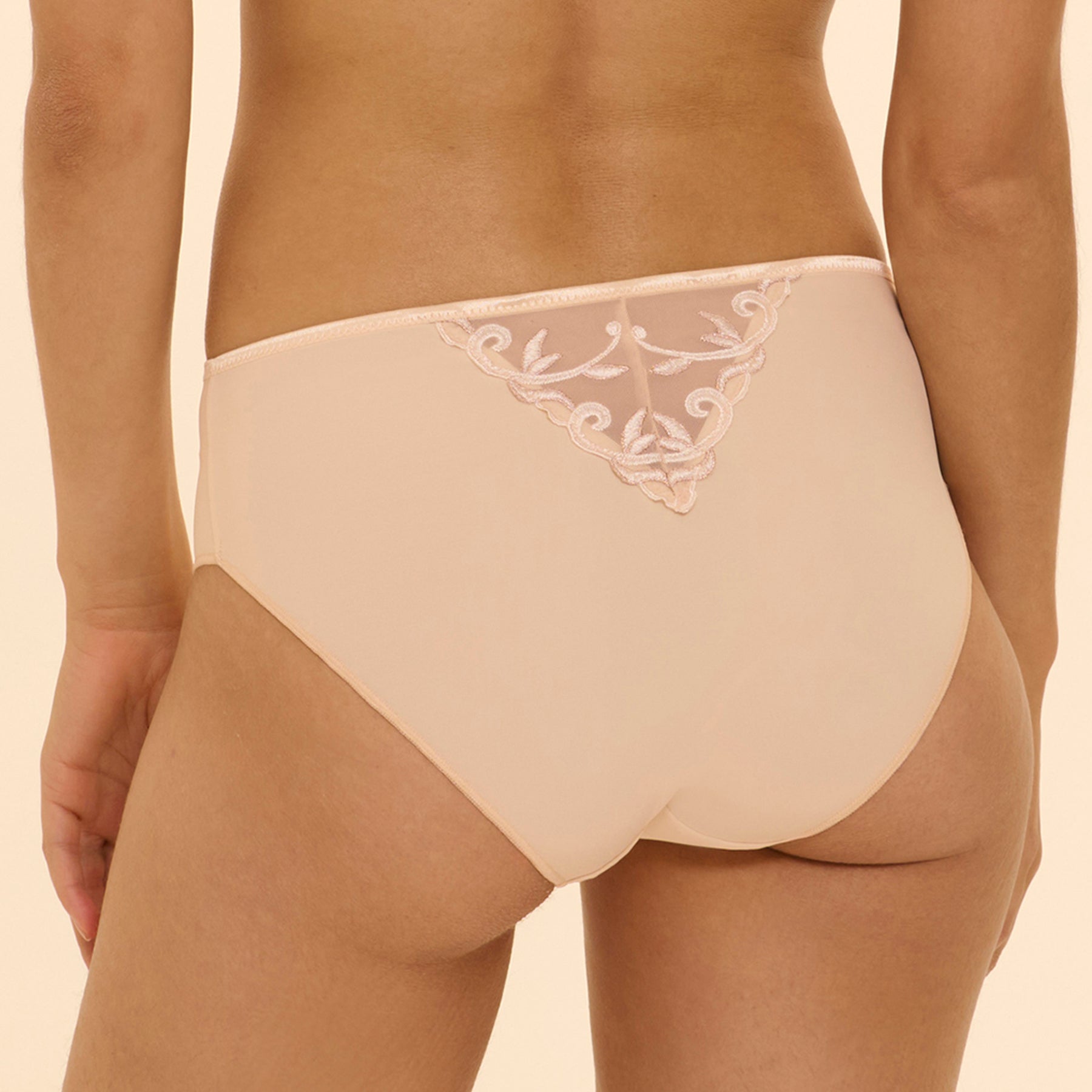 Simone Perele 131777 Andora Retro brief in chic beige 754. Rear view close up on model. 