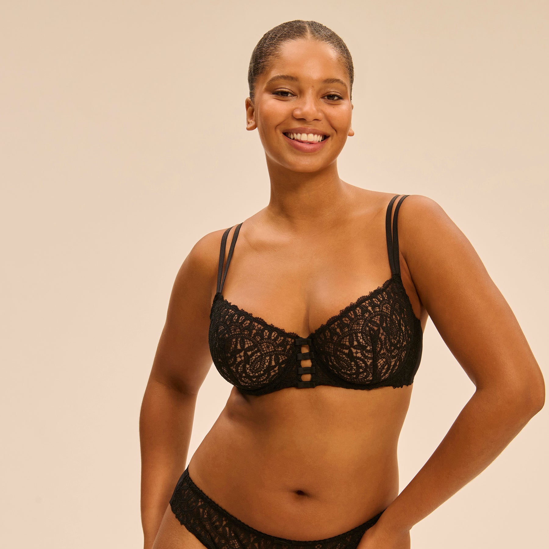 Curvy model in black lace balconette bra from Simone Pérèle Symphonie collection