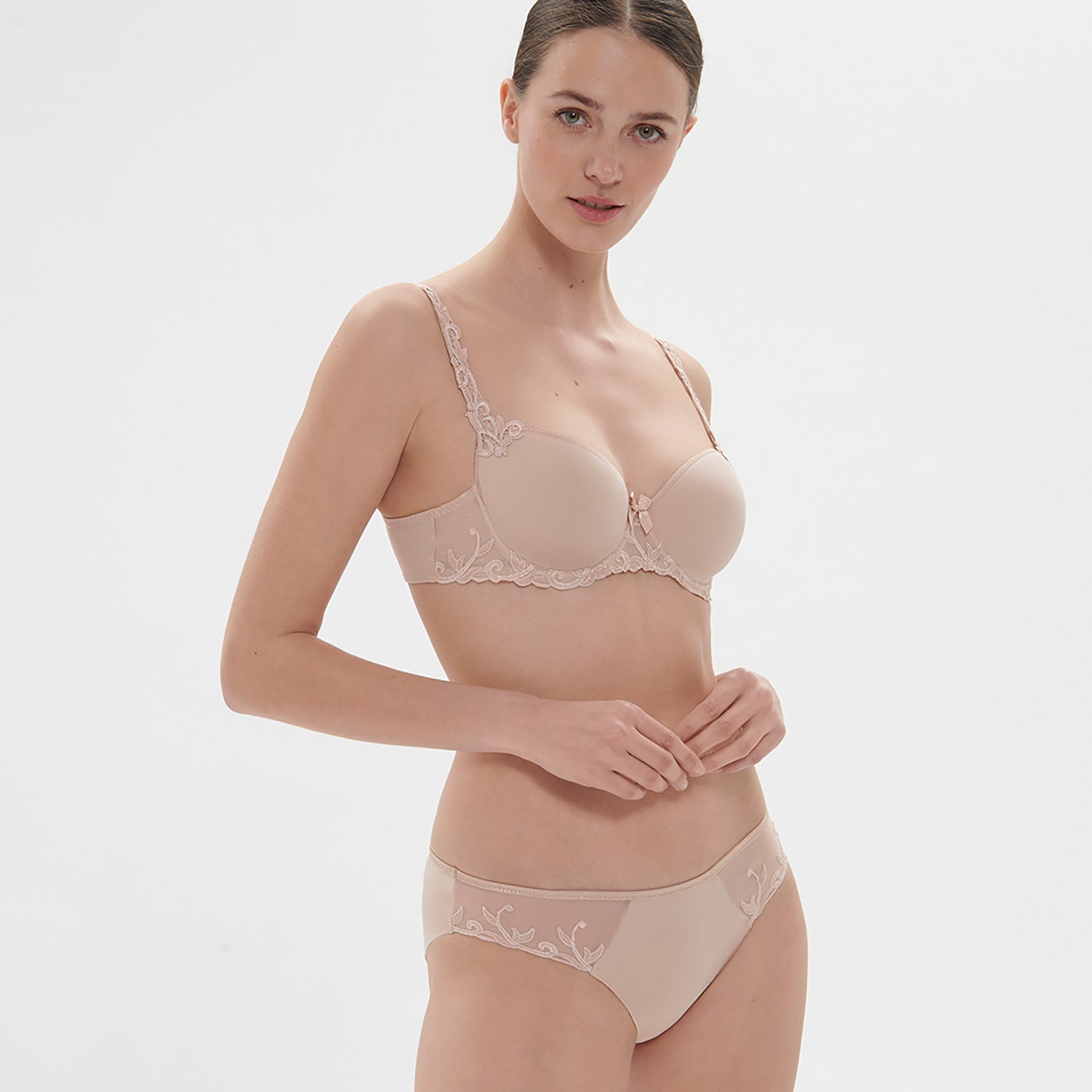 Simone Perele canada Andora spacer bra in nude peau rose 739. Front view on model shown with matching bikini panty.