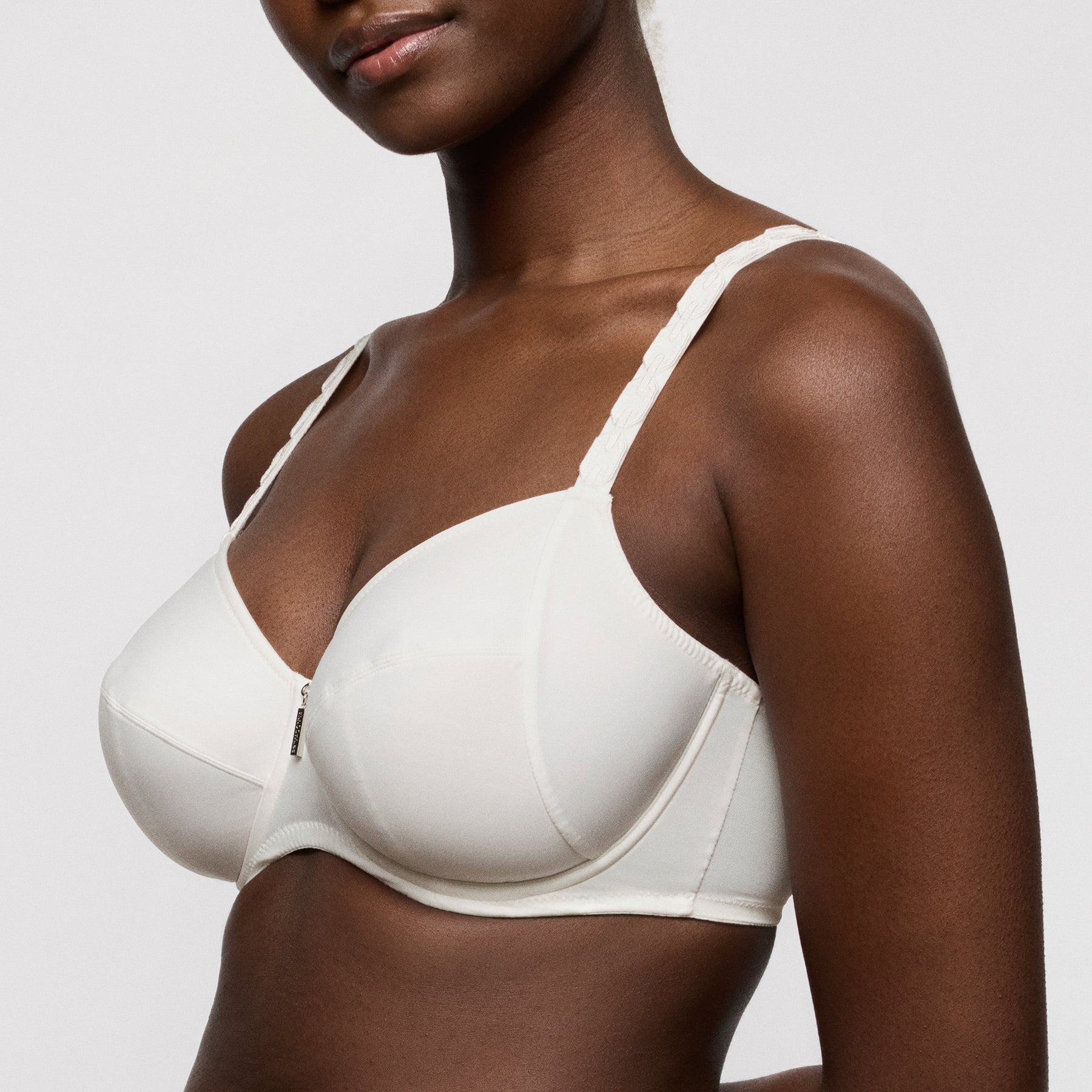 Primadonna twist twixie full cup bra 0142530 in natural ivory. Side view close up on model with straps worn normally.